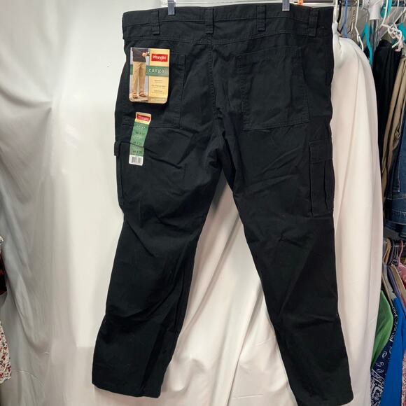 New Wrangler Mens 44x30 Black Cargo Pants Relaxed Fit Tech Pocket Cotton Utility - Picture 9 of 15